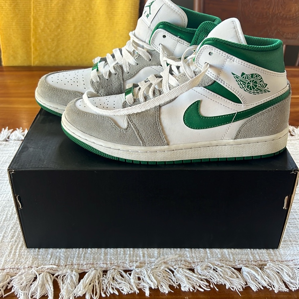 Air Jordan 1 MID SE (used but like new)